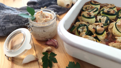 Zucchini-Röllchen in Tomatensoße